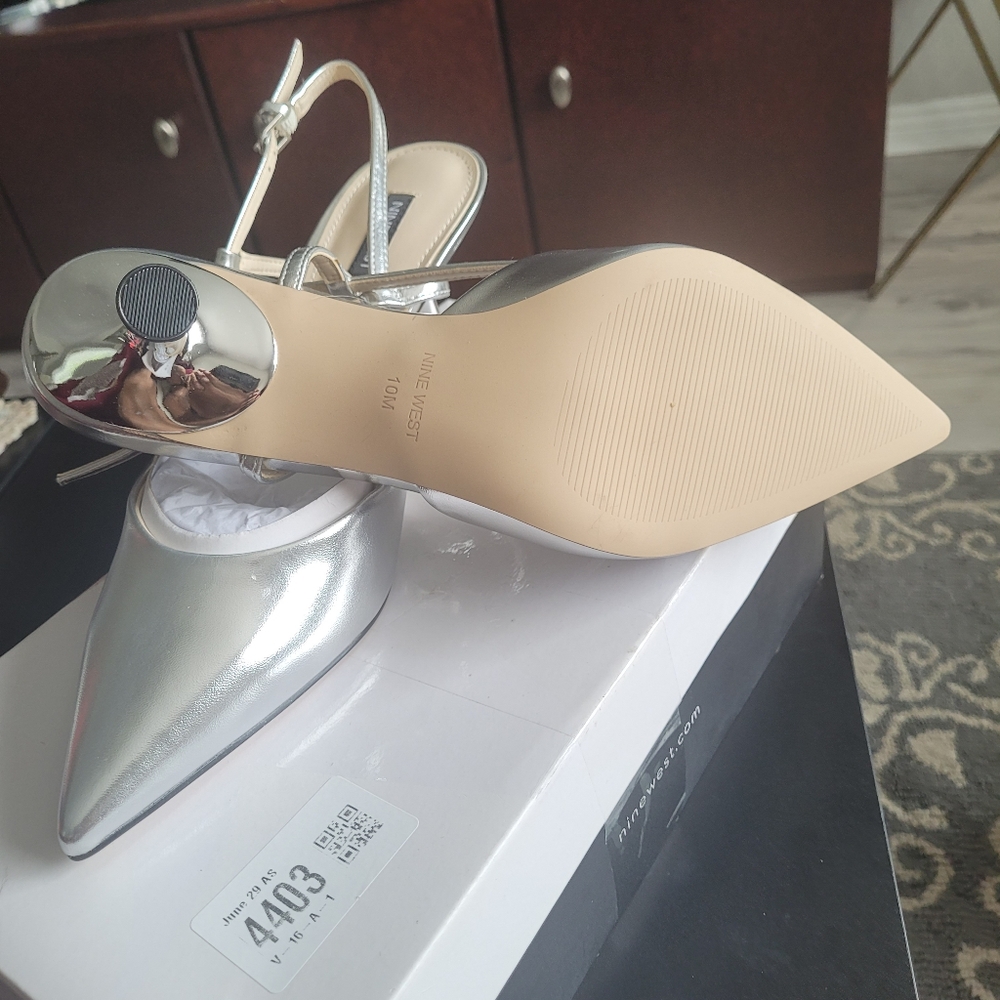 Nine West Silver Heels Sophisticated Style - Picture 4 of 9